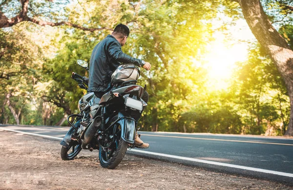 Человек Сидящий Мотоцикле Обочине Дороги Байкер Сидит Мотоцикле Обочине Дороги — стоковое фото