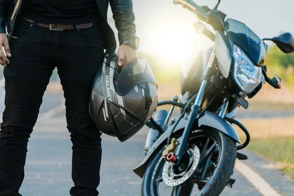 Motociclista Irreconhecível Segurando Capacete Lado Moto Perto Estrada Motociclista Segurando — Fotografia de Stock