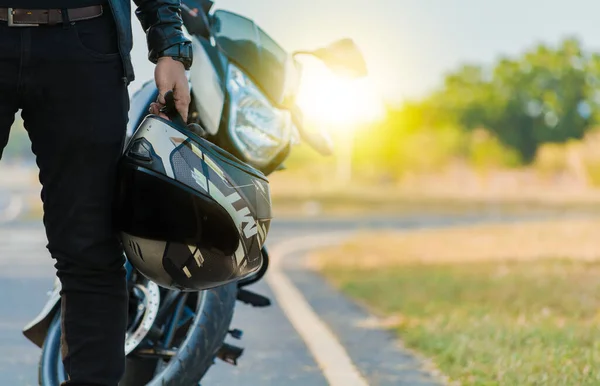 Мотоциклист Держит Шлем Безопасности Рядом Своим Мотоциклом Возле Дороги Неузнаваемый — стоковое фото