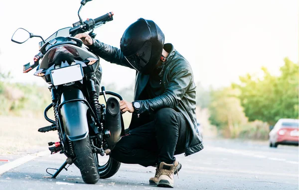 Мотоциклист Чинит Мотоцикл Дороге Байкер Ремонтирует Мотоцикл Дороге Человек Проверяет — стоковое фото