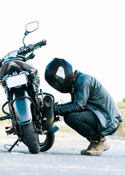 Человек Проверяет Свой Мотоцикл Дороге Мотоциклист Чинит Мотоцикл Дороге Байкер — стоковое фото