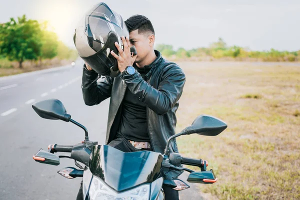 Мужчина Байкер Мотоцикле Надевает Шлем Безопасности Концепция Безопасности Мотоциклов Молодой — стоковое фото