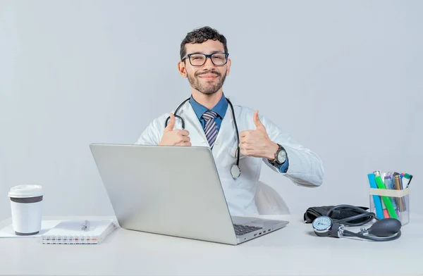 Médico Sorridente Sentado Com Laptop Dando Polegares Para Cima Médico — Fotografia de Stock