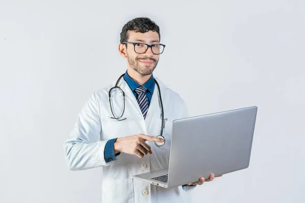 Χαμογελώντας Γιατρός Χρησιμοποιώντας Και Δείχνοντας Φορητό Υπολογιστή Απομονωμένο Νεαρός Γιατρός — Φωτογραφία Αρχείου