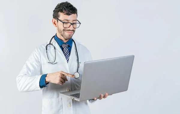 Joven Doctor Gafas Usando Cuaderno Sobre Fondo Aislado Guapo Doctor —  Fotos de Stock