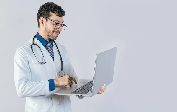 Médico Bonito Usando Laptop Isolado Jovem Médico Óculos Usando Notebook — Fotografia de Stock