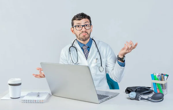 Doutor Com Laptop Com Expressão Confusa Braços Erguidos Sem Noção — Fotografia de Stock