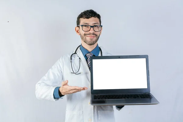 Smiling Doctor Showing Laptop Screen Isolated Handsome Doctor Pointing Laptop — Stock Photo, Image