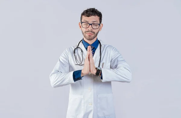 Doktor Modlí Rukama Sepjatýma Izolovaném Pozadí Mladý Lékař Modlí Rukama — Stock fotografie