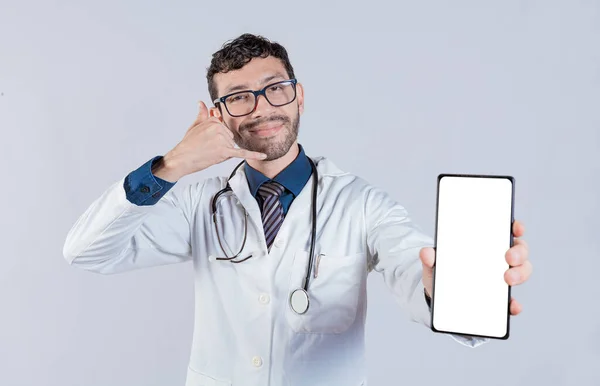 Hezký Doktor Ukazující Obrazovce Zavolá Šťastný Lékař Ukazuje Bílou Obrazovku — Stock fotografie