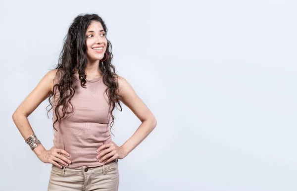 Chica Sonriente Pensativa Mirando Espacio Blanco Mujer Joven Mirando Anuncio —  Fotos de Stock