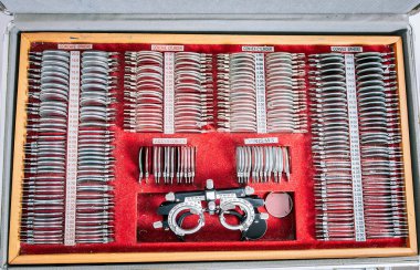 Messbrille ve oftalmik lenslerin üst görüntüsü. Oftalmolojik messbrille ve lens kiti. Optalmolojik test kutusunda lensleri olan diopter