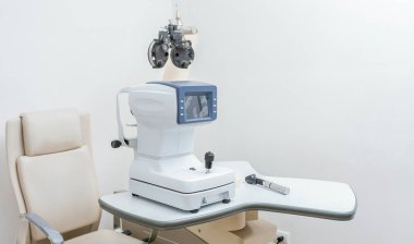 Laboratuvarda otomatik fraktometre ya da görsel test makinesi. Görsel sağlık, teşhis ekipmanları. oftalmik refraktometre.