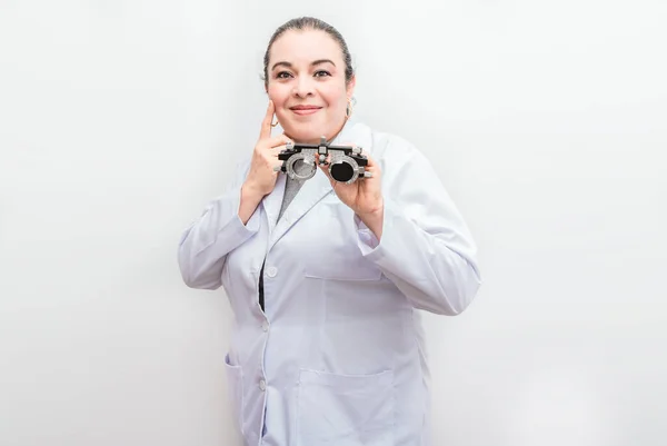 Usmívající Oftalmolog Drží Mesbrillu Izolovanou Portrét Optometristy Držícího Messbrillovu Čočku — Stock fotografie
