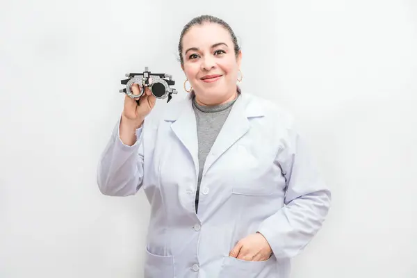 Portrét Ženského Optometristy Držícího Izolovanou Mesbrillovou Čočku Usmívající Oftalmolog Drží — Stock fotografie