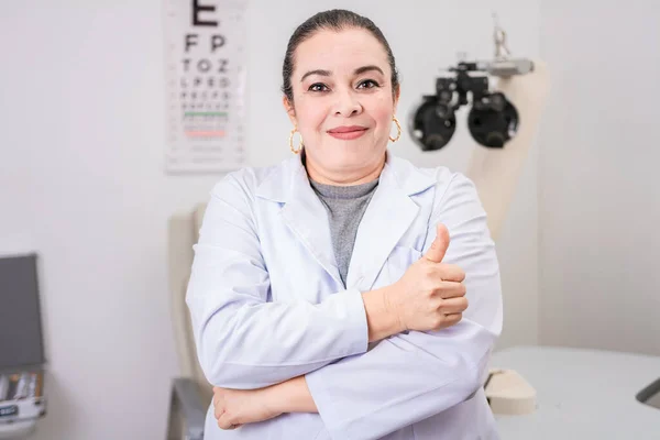 光学测量专家 大拇指向上 在办公室用大拇指微笑眼科医生 在实验室用大拇指微笑女视光师 — 图库照片