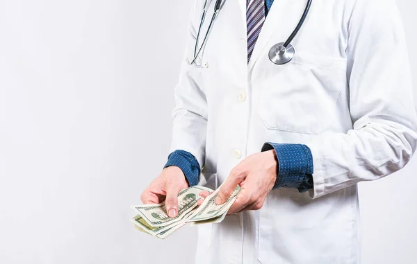 Zkorumpovaný Doktor Počítá Peníze Izolovaně Ruce Zkorumpovaného Lékaře Počítání Peněz — Stock fotografie