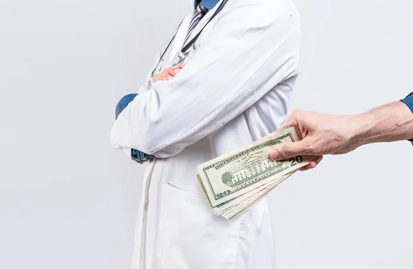 Mão Pessoa Subornando Médico Mãos Colocar Dinheiro Bolso Médico Conceito — Fotografia de Stock