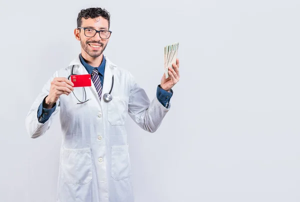Bonito Médico Segurando Dinheiro Cartões Crédito Isolados Jovem Médico Feliz — Fotografia de Stock