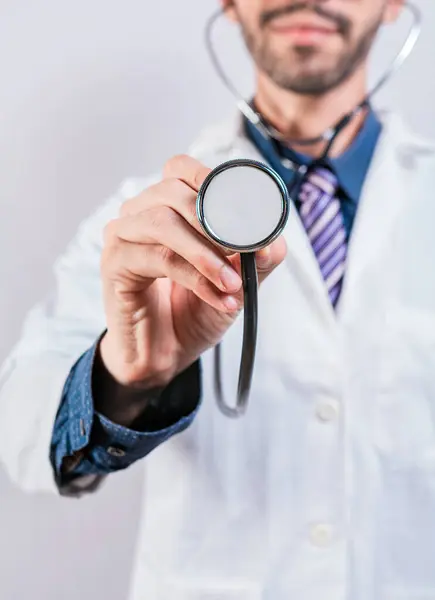 Unrecognizable Doctor Holding Stethoscope White Background Close Doctor Holding Stethoscope — Stock Photo, Image