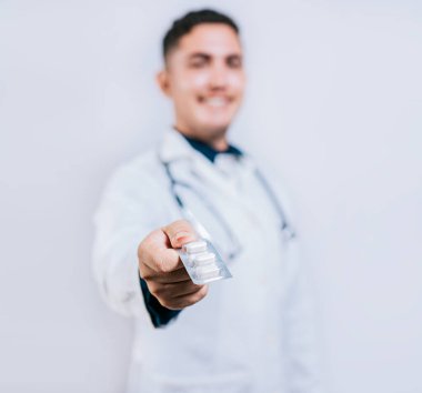 Genç doktor izole edilmiş bir hap öneriyor. Eczacı izole edilmiş bir hap öneriyor.
