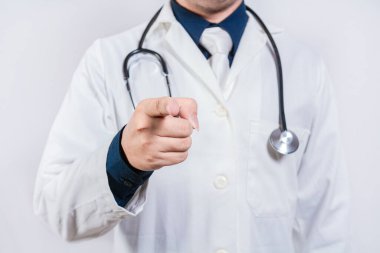 Tanımlanamayan doktor kamerayı işaret ediyor. Doktor elleri izole edilmiş, parmak doktoru seni işaret ediyor.