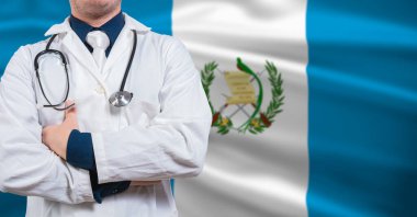 Guatemala bayrağında steteskoplu bir doktor. Guatemala bayrağı üzerinde steteskopla Doktor Kolları çapraz, Guatemala Ulusal Sağlık Konsepti
