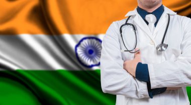 Hindistan bayrağında steteskoplu bir doktor. Hindistan bayrağında kollarını kavuşturmuş bir doktor. Hint bayrağında sağlık ve bakım