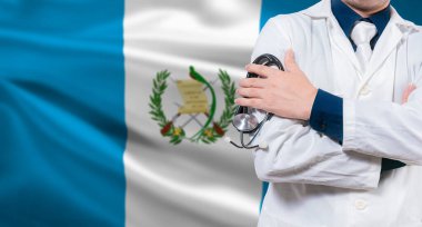 Guatemala bayrağında steteskoplu bir doktor. Guatemala bayrağı üzerinde steteskopla Doktor Kolları çapraz, Guatemala Ulusal Sağlık Konsepti