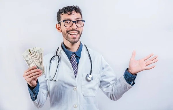 Médico Bonito Mostrando Dinheiro Fundo Branco Médico Alegre Mostrando Dólares — Fotografia de Stock