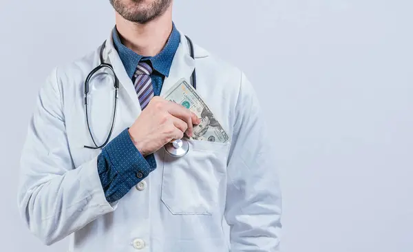 Zkorumpovaný Doktor Dává Peníze Kapsy Izolované Nečestný Lékař Dává Peníze — Stock fotografie