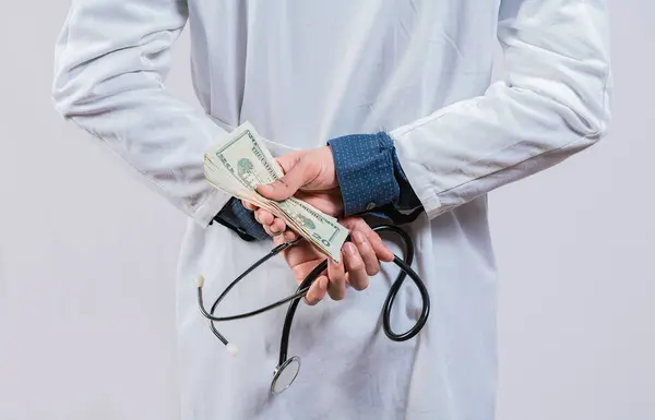 Концепція Медичної Корупції Хабарництва Корумпований Лікар Приховує Гроші Назад Найнебезпечніший — стокове фото