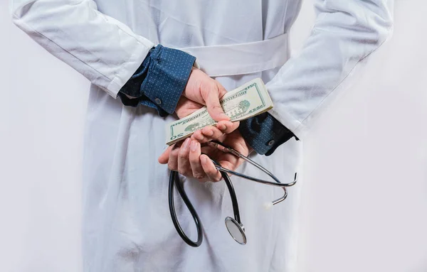 Médico Mais Desonesto Esconder Dinheiro Conceito Corrupção Médica Suborno Médico — Fotografia de Stock