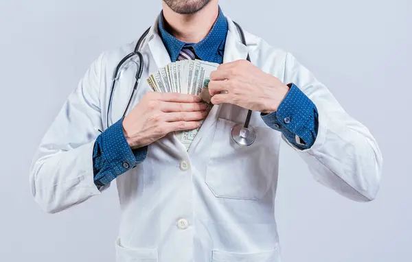 Nečestný Doktor Dává Peníze Kapsy Zdravotní Úplatkářství Koncept Zkorumpovaný Lékař — Stock fotografie