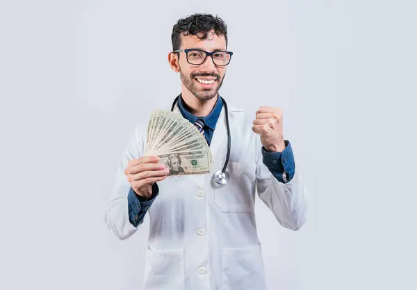 Uśmiechnięty Młody Doktor Trzymający Pieniądze Izolatce Radosny Lekarz Trzymający Dolary — Zdjęcie stockowe