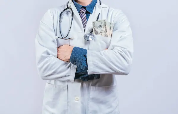 腐敗した医師は 孤立したポケットでお金を賄う 医療賄賂コンセプト 孤立したポケットでお金で賄われた医師 — ストック写真