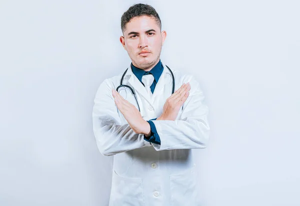 Lekarz Krzyżujący Ręce Geście Zaprzeczenia Odizolowany Młody Lekarz Robi Znak — Zdjęcie stockowe