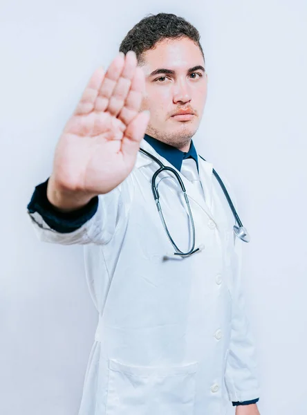 Przystojny Lekarz Zatrzymuje Gest Izolacji Młody Lekarz Zatrzymuje Gest Dłonią — Zdjęcie stockowe