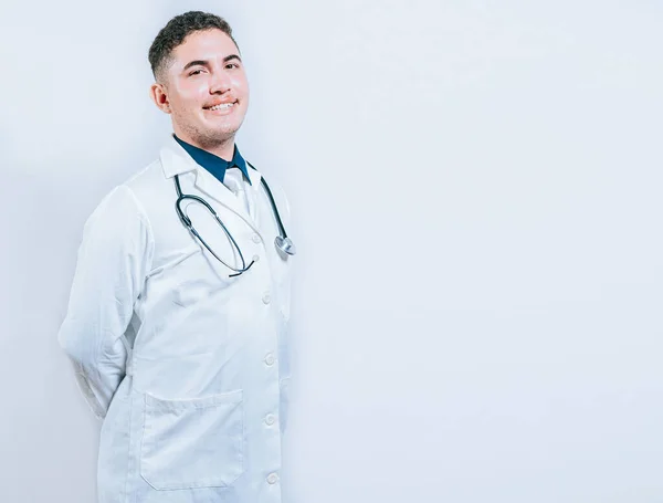 Portret Uśmiechniętego Młodego Lekarza Odizolowanego Portret Latynoskiego Lekarza Odizolowanego Przestrzenią — Zdjęcie stockowe