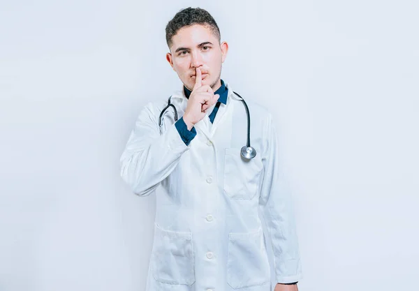 Doktor Dělá Gesto Mlčení Bílém Pozadí Latinský Lékař Umlčení Pohled — Stock fotografie