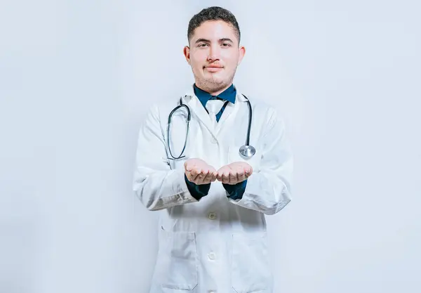 Руки Молодого Лікаря Представляють Щось Порожнє Доктор Руками Разом Порожній — стокове фото