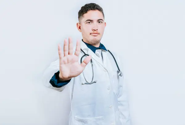 Młody Lekarz Liczy Numer Odosobnionym Tle Doktor Numer Pięć Odizolowany — Zdjęcie stockowe