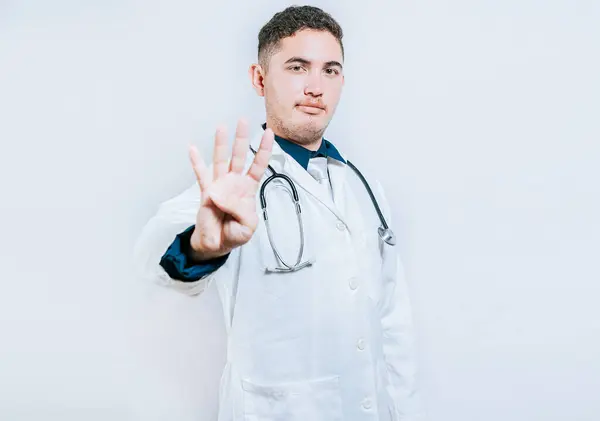 Médico Bonito Contando Número Fundo Isolado Doutor Contando Número Quatro — Fotografia de Stock
