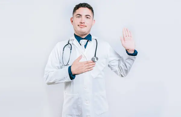 Młody Lekarz Podnosi Rękę Przeklina Izolowany Przystojny Lekarz Złożył Przysięgę — Zdjęcie stockowe