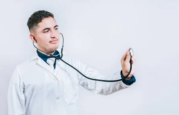 Mężczyzna Lekarz Trzymający Stetoskop Białym Tle Portret Latynoskiego Lekarza Trzymającego — Zdjęcie stockowe