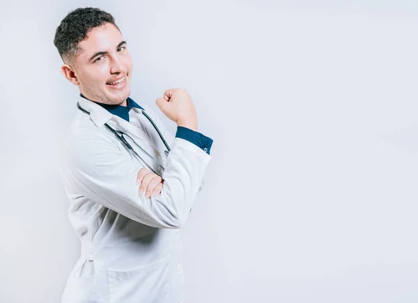 Lekarz Pokazuje Mięśnie Uśmiecha Się Odizolowany Młody Lekarz Wykazujący Siłę — Zdjęcie stockowe