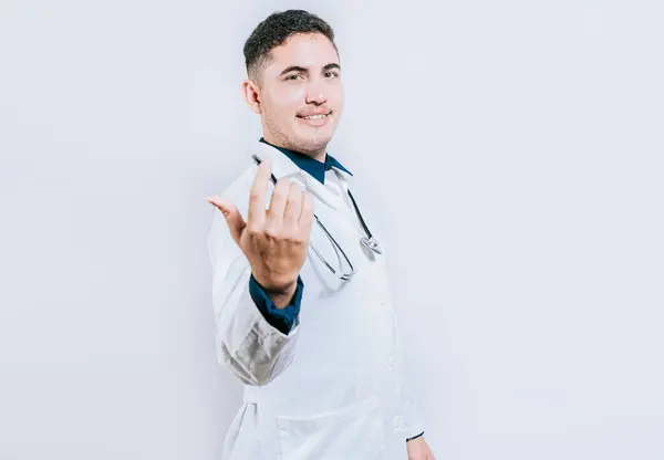 Młody Przyjazny Lekarz Zaprasza Białe Tło Uśmiechnięty Doktor Zapraszający Odosobnienie — Zdjęcie stockowe