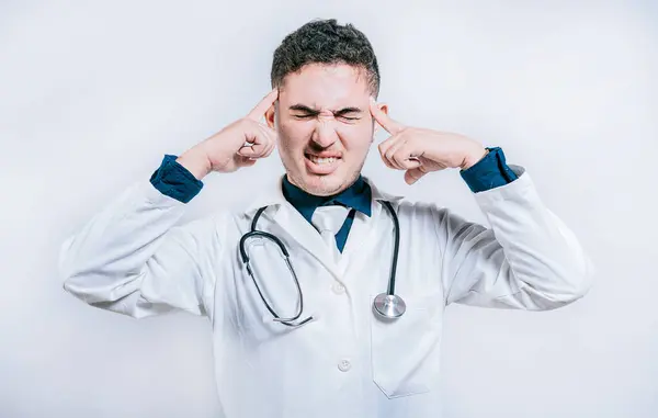 Lekarz Migreną Trzymający Głowę Zmęczony Lekarz Wyizolowanym Bólem Głowy Młody — Zdjęcie stockowe