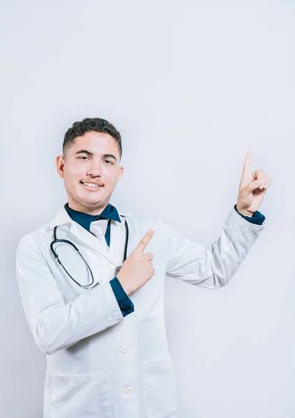 Médico Bonito Apontando Uma Promoção Com Dedo Isolado Médico Latino — Fotografia de Stock