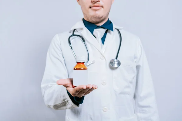Γιατρός Κρατάει Ένα Μπουκάλι Σιρόπι Γιατρός Δείχνει Ένα Μπουκάλι Σιρόπι — Φωτογραφία Αρχείου
